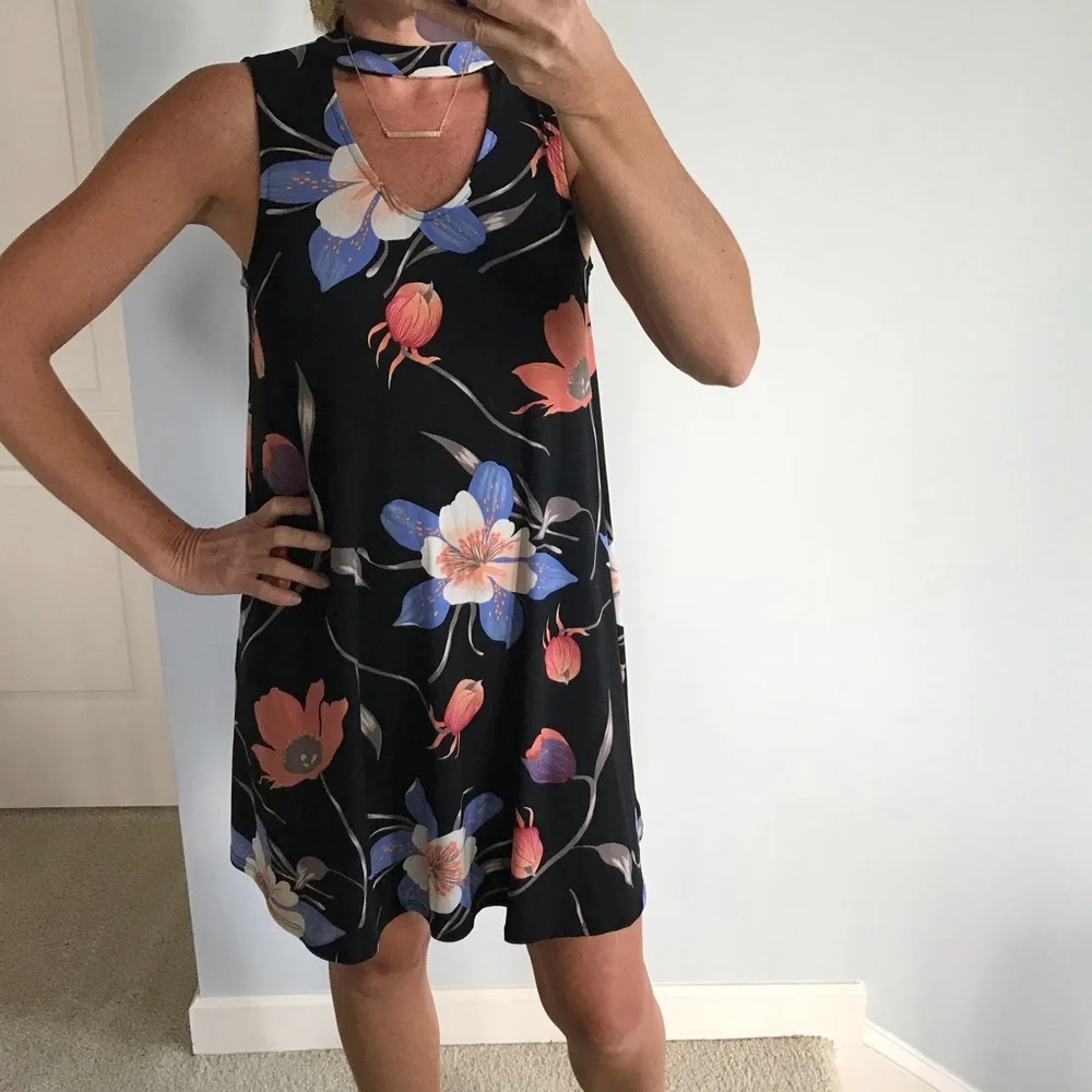 Black Floral Sleeveless Dress - Picture 3 of 7